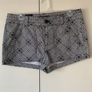 Banana Republic black/white pattern shorts